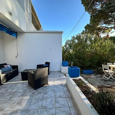 Apartment Hyebrou Pour 6 Personnes Climatise Avec Acces Plage Situe Aux Salins D'hyeres